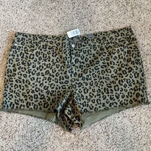 Torrid Women's Plus Size 30 High-Rise Mid Shorts Vintage Stretch Leopard Print